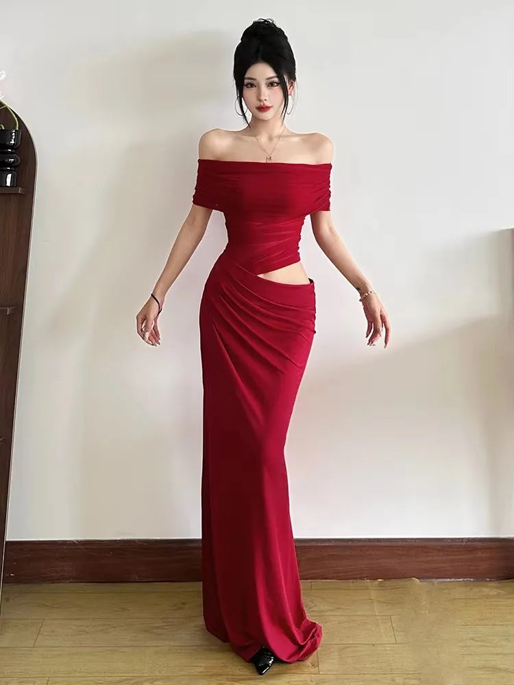 Vestido curto com franzido e modelagem irregular, em tule patchwork, decote canoa e estampa de gatinhos