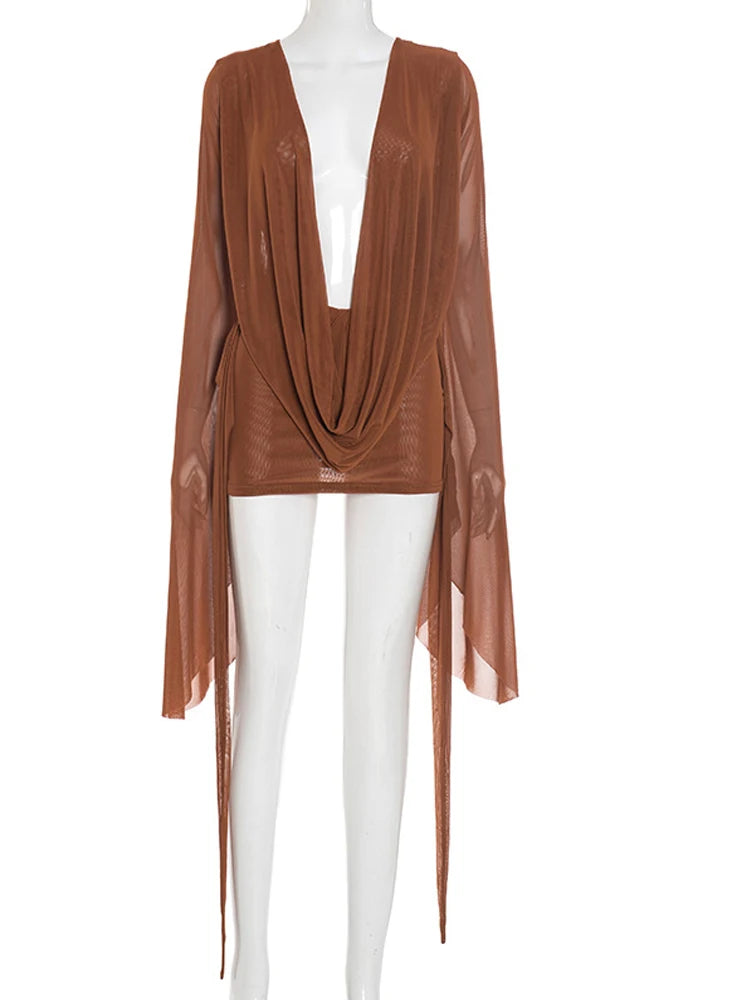 Vestido curto de malha transparente com mangas flare elegantes e decote em V franzido