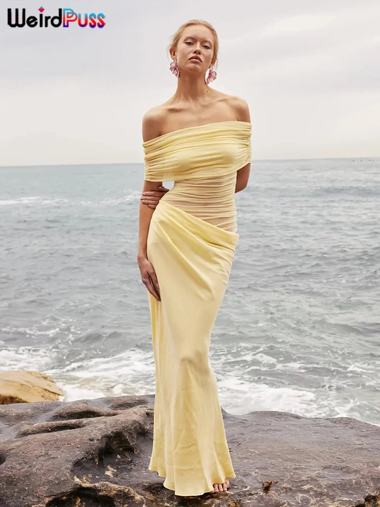 Vestido curto com franzido e modelagem irregular, em tule patchwork, decote canoa e estampa de gatinhos