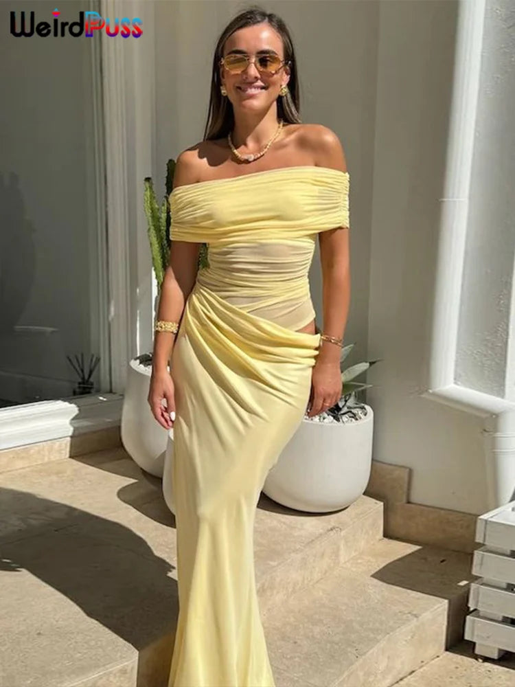 Vestido curto com franzido e modelagem irregular, em tule patchwork, decote canoa e estampa de gatinhos