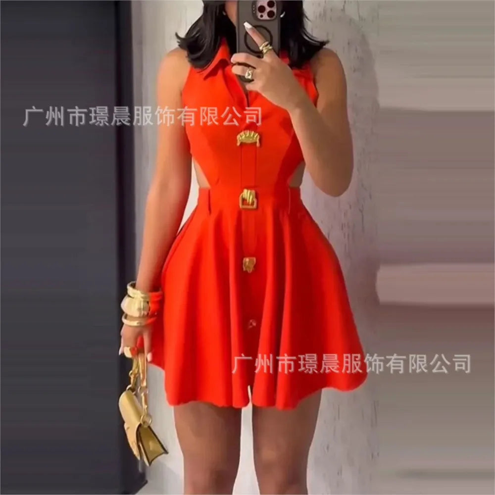 Vestido curto para o verão , sem mangas, com lapela vazada.