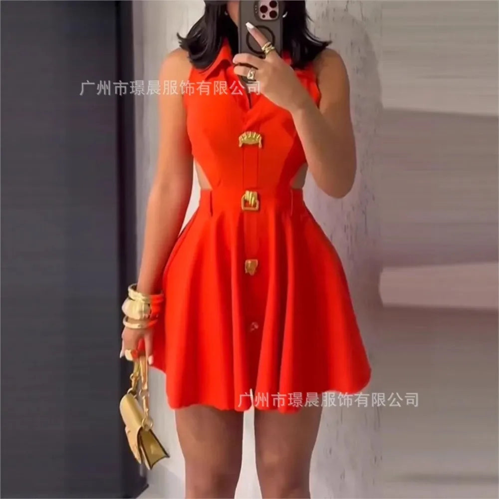 Vestido curto para o verão , sem mangas, com lapela vazada.