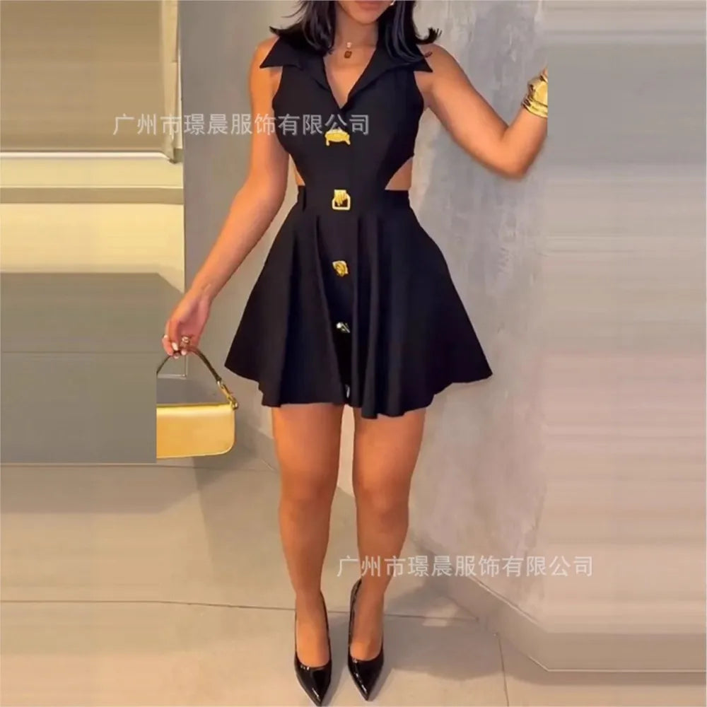 Vestido curto para o verão , sem mangas, com lapela vazada.