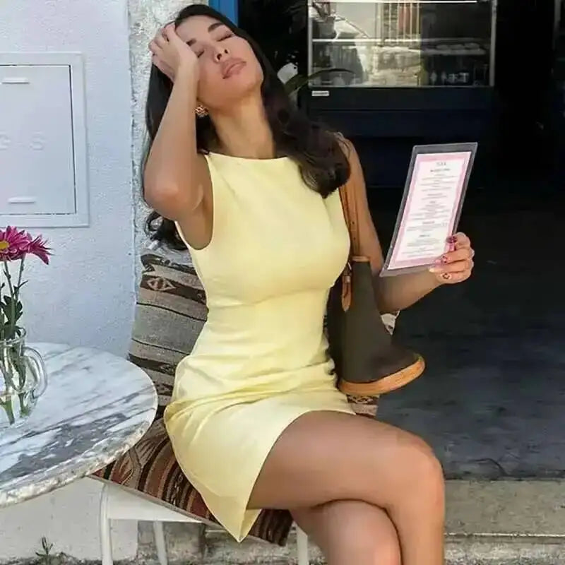 Vestido curto e justo de tecido duplo e elegante.