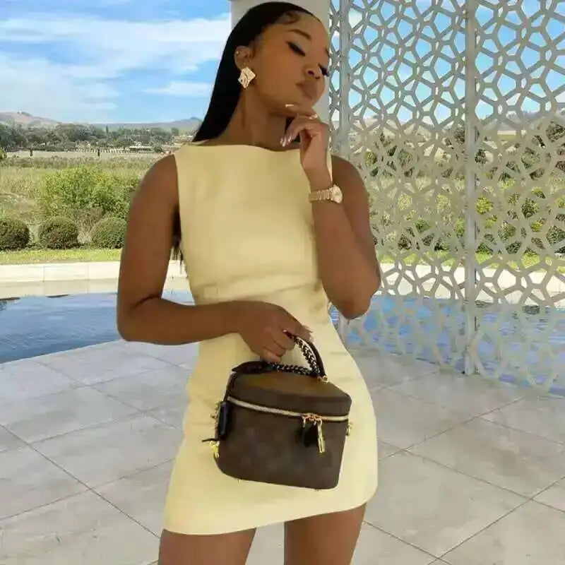 Vestido curto e justo de tecido duplo e elegante.