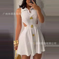 Vestido curto para o verão , sem mangas, com lapela vazada.
