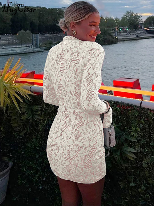 Blusa de gola alta Hugcitar com mangas compridas flare, patchwork de renda e botões vazados