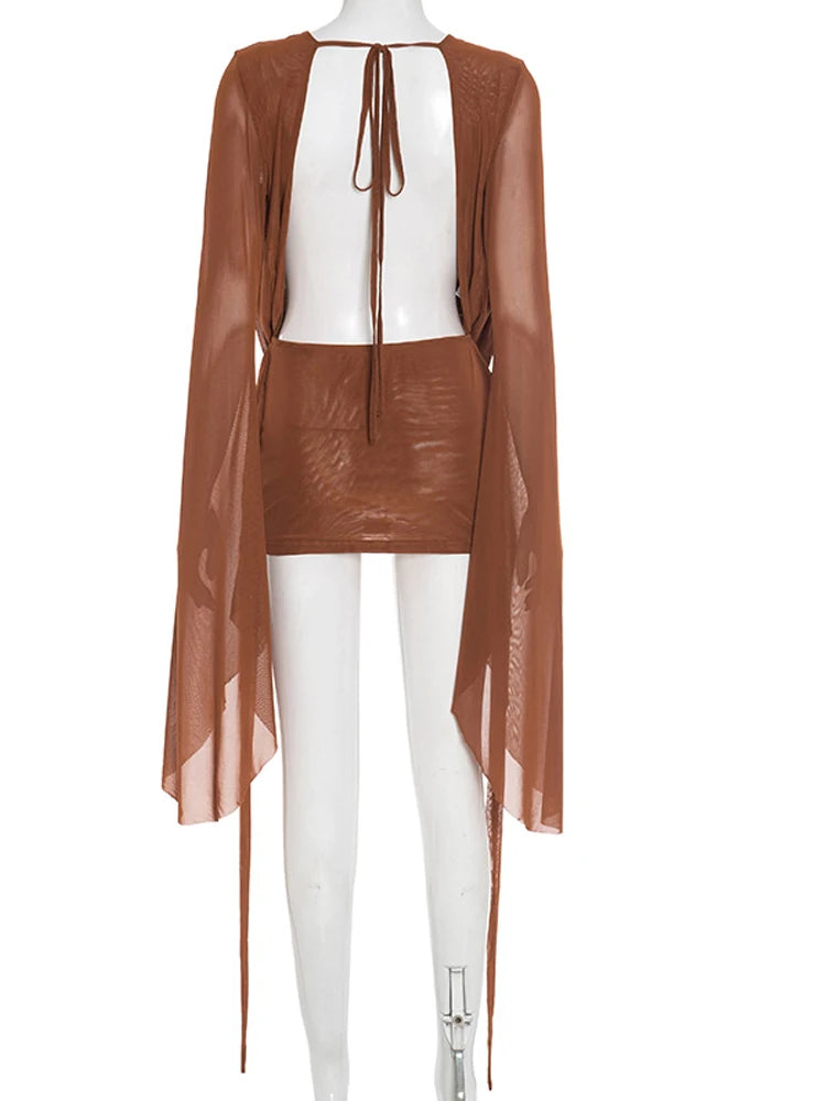 Vestido curto de malha transparente com mangas flare elegantes e decote em V franzido