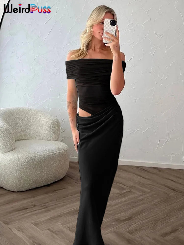 Vestido curto com franzido e modelagem irregular, em tule patchwork, decote canoa e estampa de gatinhos