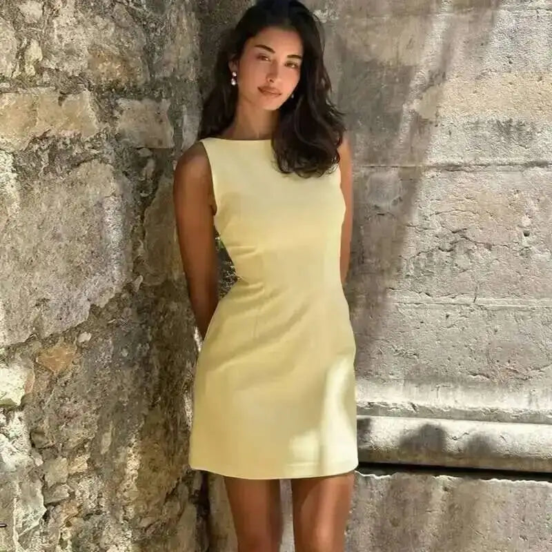 Vestido curto e justo de tecido duplo e elegante.